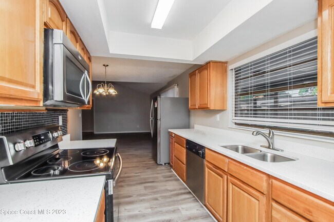 Building Photo - 977 Beacon St NW