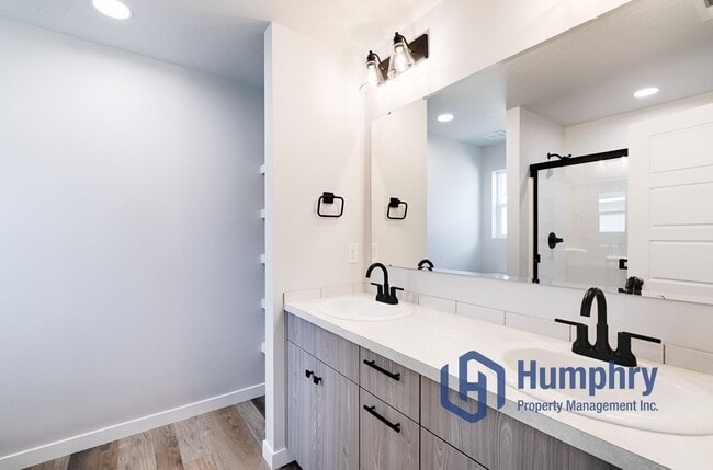 Building Photo - 4 bedroom, 2 bathroom, 2 car garage.