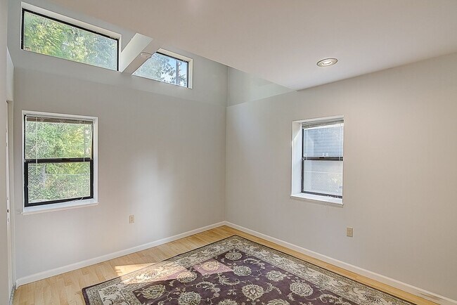 Building Photo - 4 bed/ 2 bath house on 145th St!