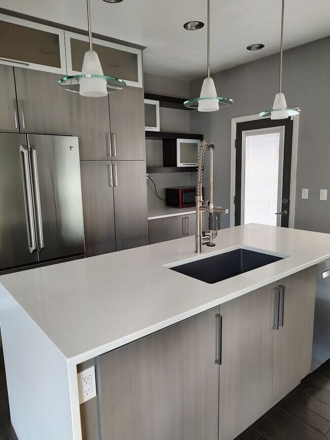 Building Photo - Gorgeous Former Model 4BD Ranch Home | Upg...