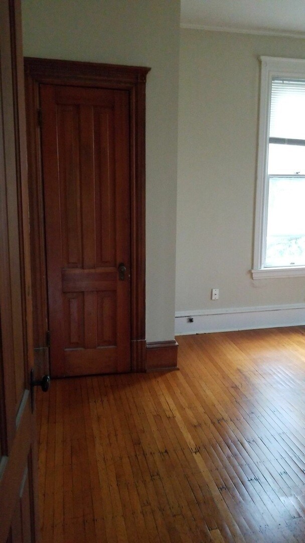 Building Photo - Beautiful 5 Bedroom 2 Bathroom Home in Sou...