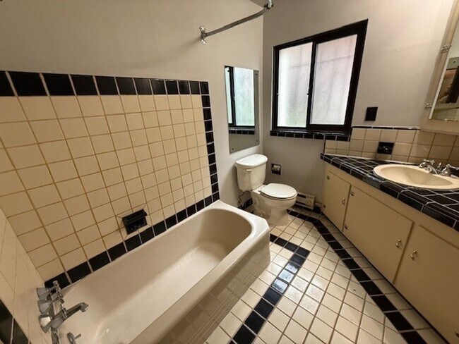 Building Photo - Cliff Dr. Apartment - Spacious with Hardwo...
