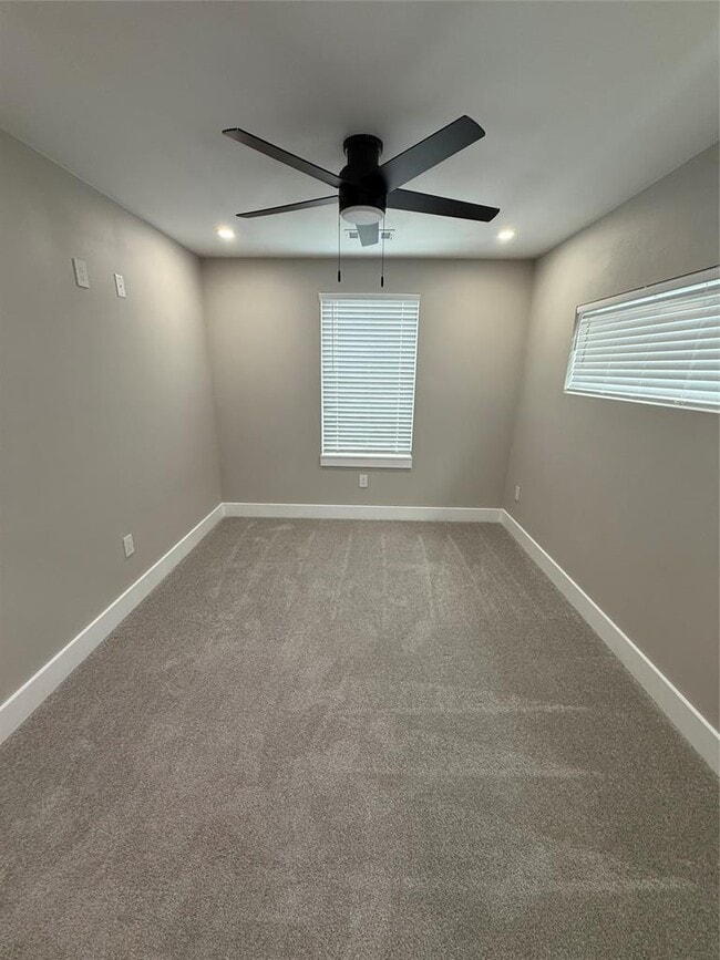 Building Photo - 201 N Vandeveer St