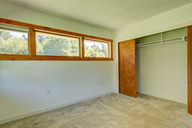 Building Photo - 3 Bed 2 Bath on West Beach
