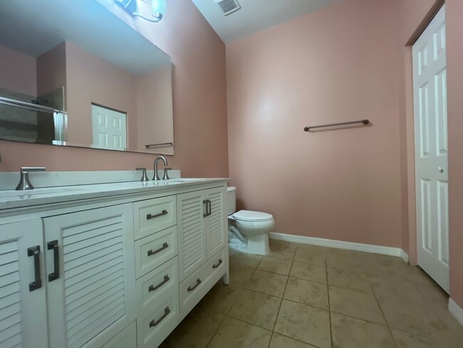 Building Photo - Beautiful 3 Bedroom 2 Bathroom Home, with ...