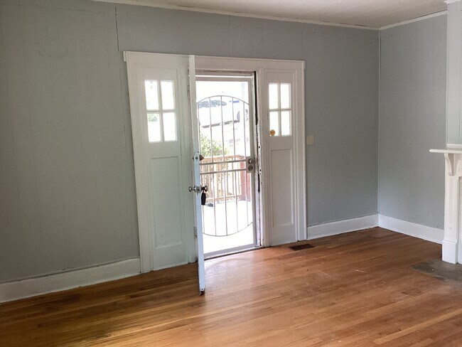 Building Photo - Nice Two Bedroom Two Bath Home