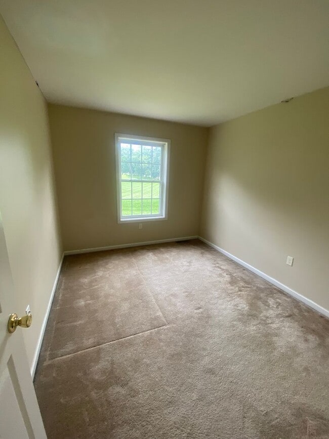 Building Photo - Three Bedroom Townhouse