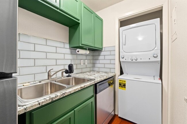 Building Photo - 1110 W 22nd St