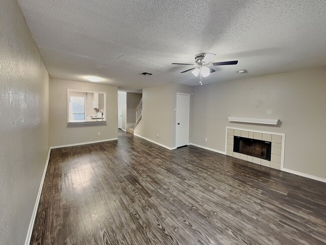 Building Photo - Stylish Candleridge Townhome with Private Patio, HOA Lawn Care & Appliances Included!