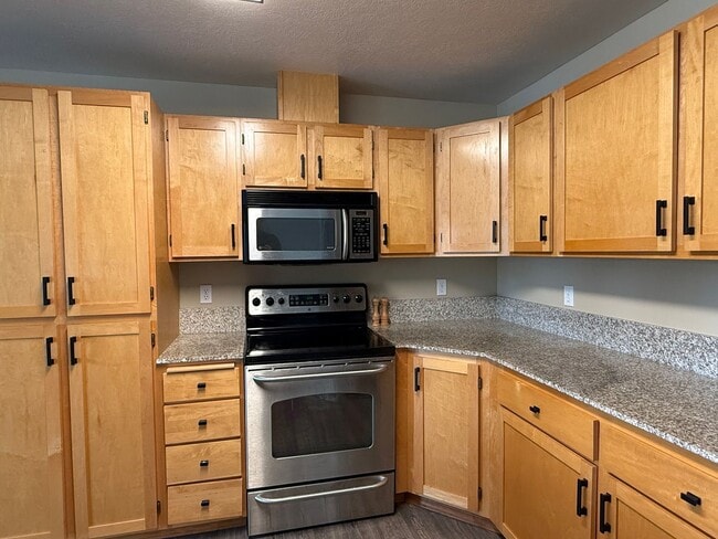 Building Photo - Beautiful 2 Bed 2 Bath Condo Near Sacred H...