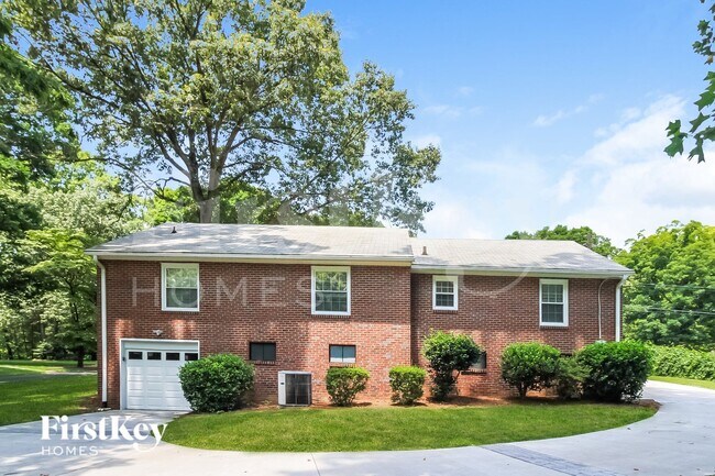 Building Photo - 1085 N Peace Haven Rd