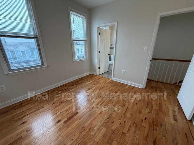 Building Photo - 1219 Pleasant St SE