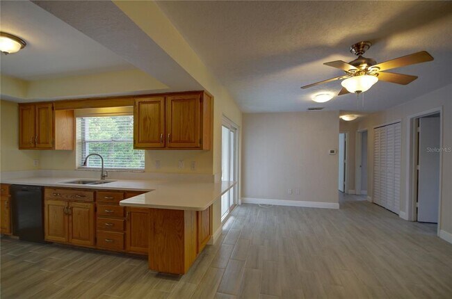 Building Photo - 904 Wellington Dr