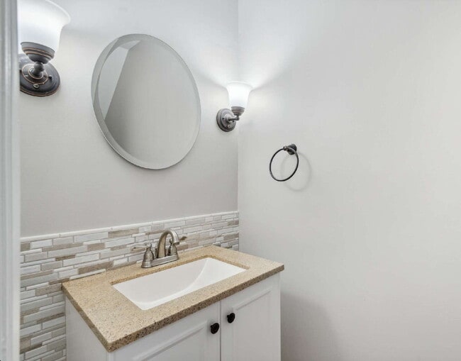 Building Photo - Stunning North Raleigh Townhome