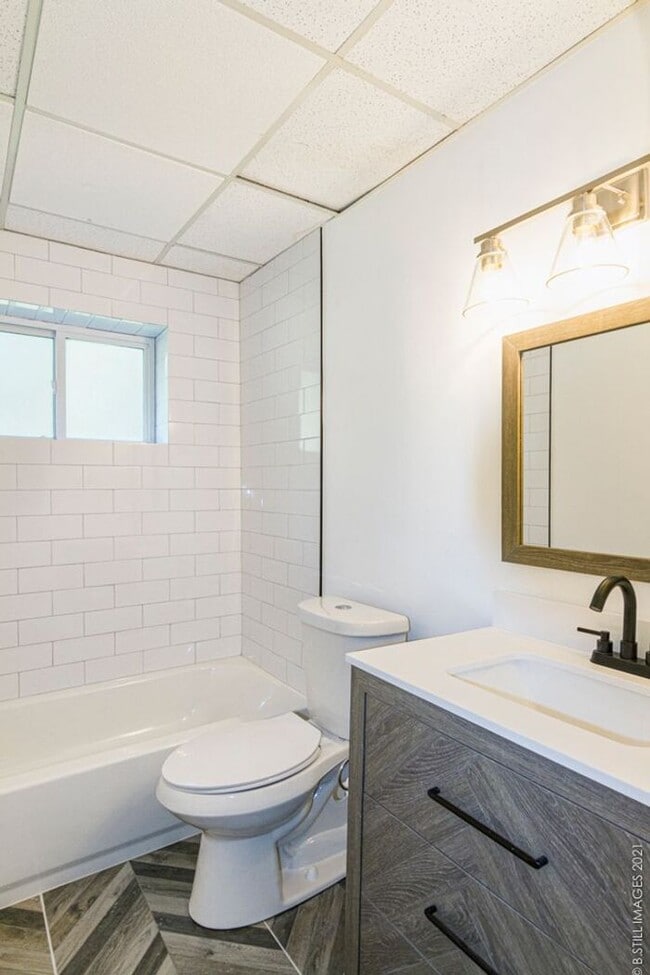 Building Photo - Special: One Month Free on 14 Month Lease! Elegant & Bright 2 Bedroom in Oakhurst’s Hidden Gem