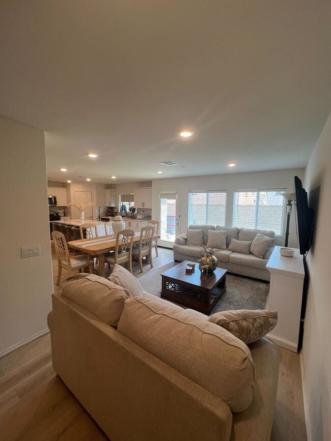 Building Photo - Comfortable Living in a Quiet Neighborhood...