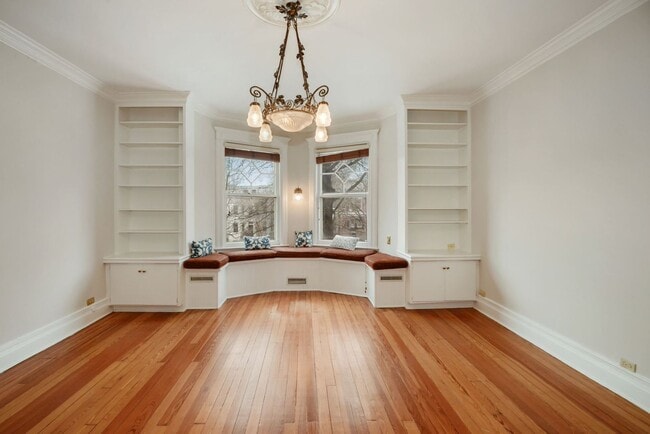 Building Photo - 3 Bed 2.5 Bathroom - Capitol Hill Rowhome - Driveway For Parking