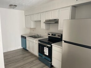 Building Photo - Modern 2-Bed, 1-Bath Oasis with Central Ai...