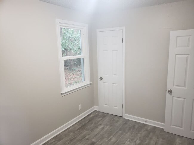 Building Photo - NEWLY RENOVATED 2 BEDROOM 1 BATH UNIT IN A EXQUISITE LOCATION!