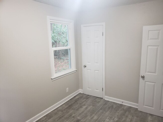 Building Photo - NEWLY RENOVATED 2 BEDROOM 1 BATH UNIT IN A...