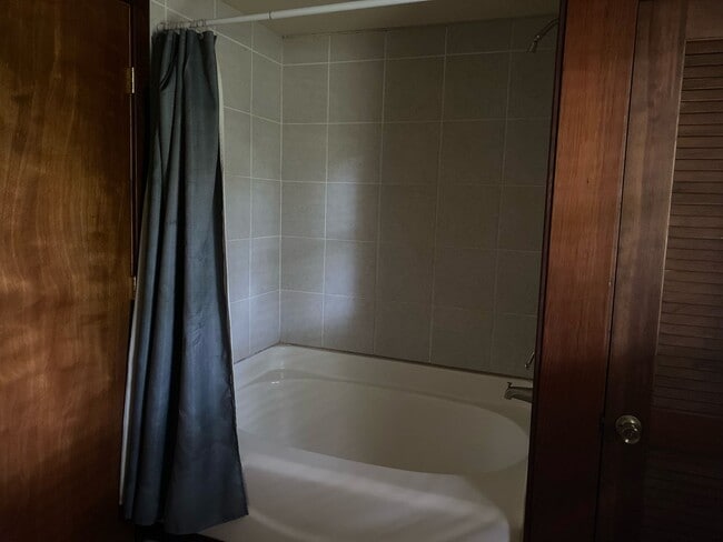 Building Photo - 3 Bedroom 1 Bathroom home. Available NOW!