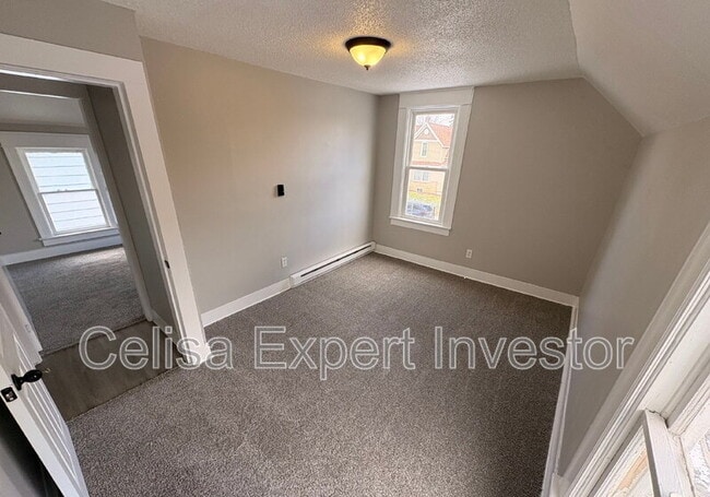 Building Photo - 425 Greenlawn Ave