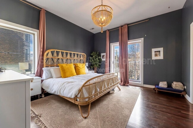 Building Photo - 852 N Damen Ave