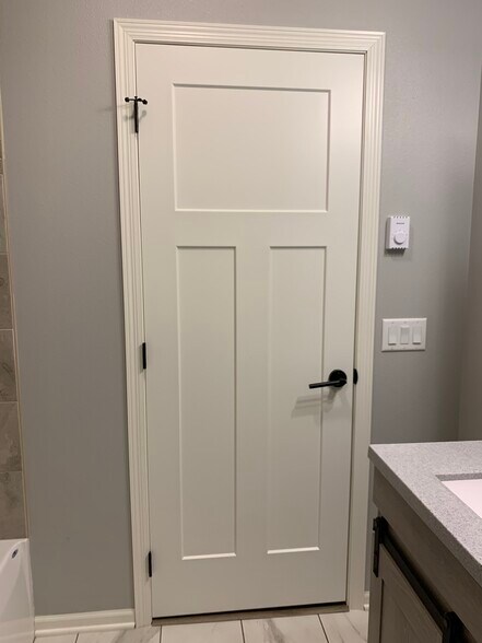 Building Photo - 465 W 5th St