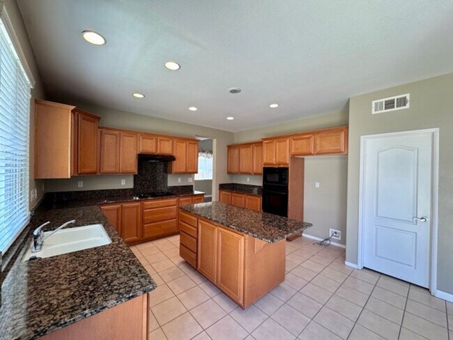 Building Photo - Beautiful Two Story 5 bedroom Home in the ...