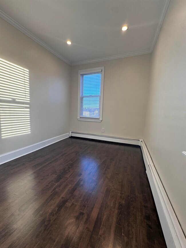 Building Photo - 14 River St