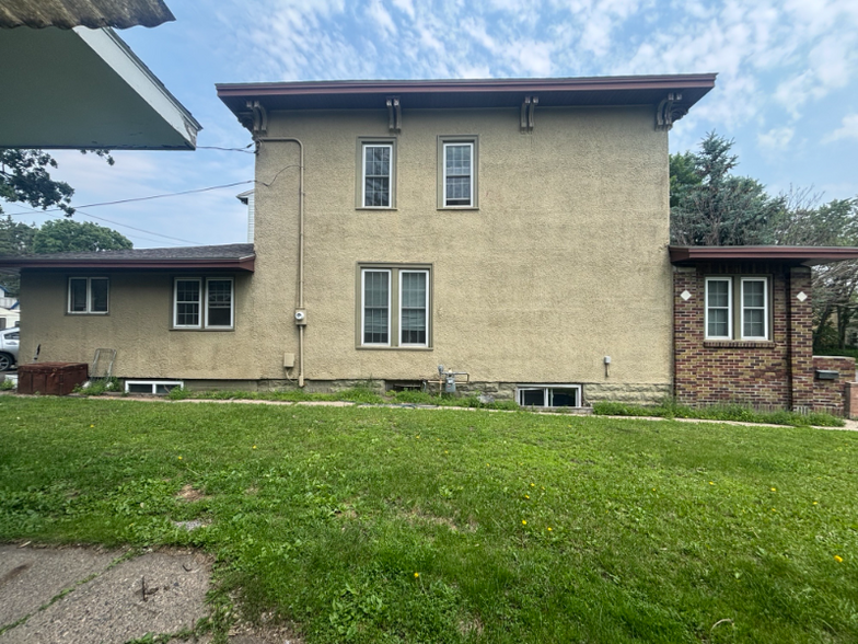 Building Photo - 419 5th Ave S