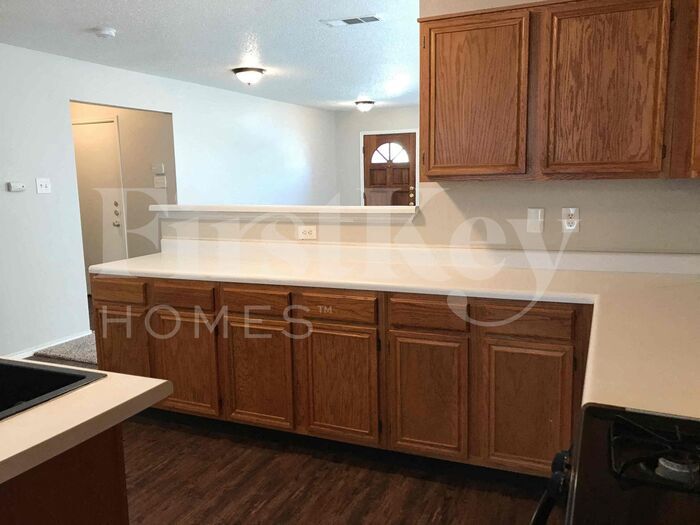 Building Photo - 5704 Creekhollow Dr