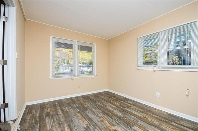 Building Photo - 185 Oak Dr SE