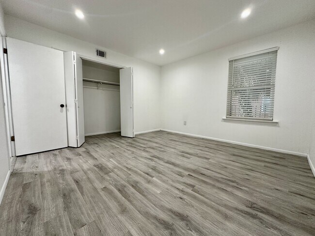 Building Photo - 1161 Lake Ave