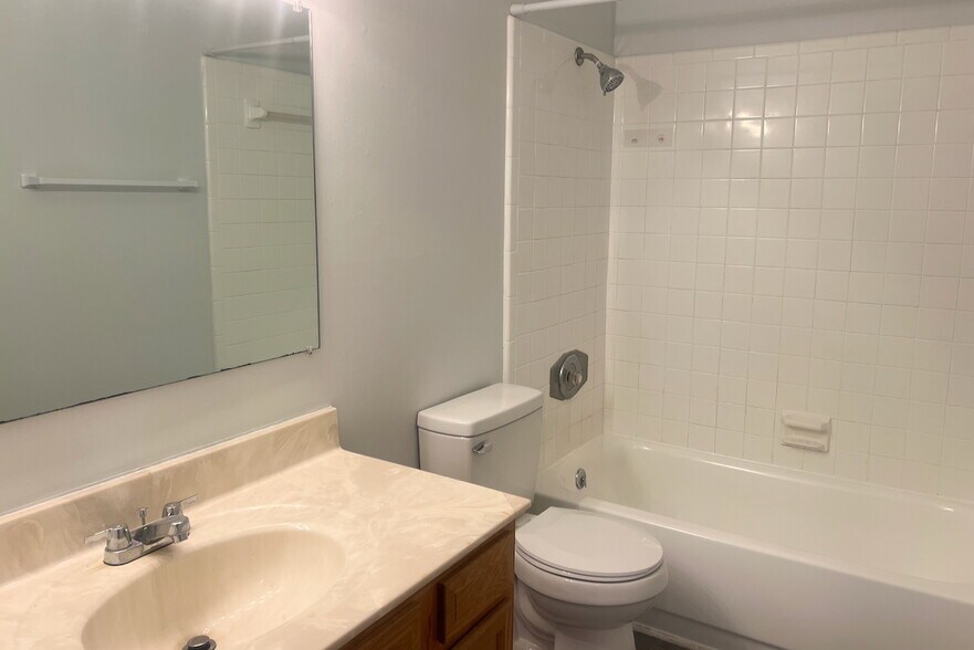 Building Photo - 709 Montclair Dr