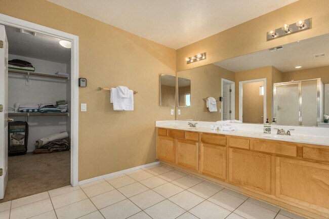 Building Photo - Spectacular 5 bdrm Home, OFFERS SOLAR ELECTRIC!