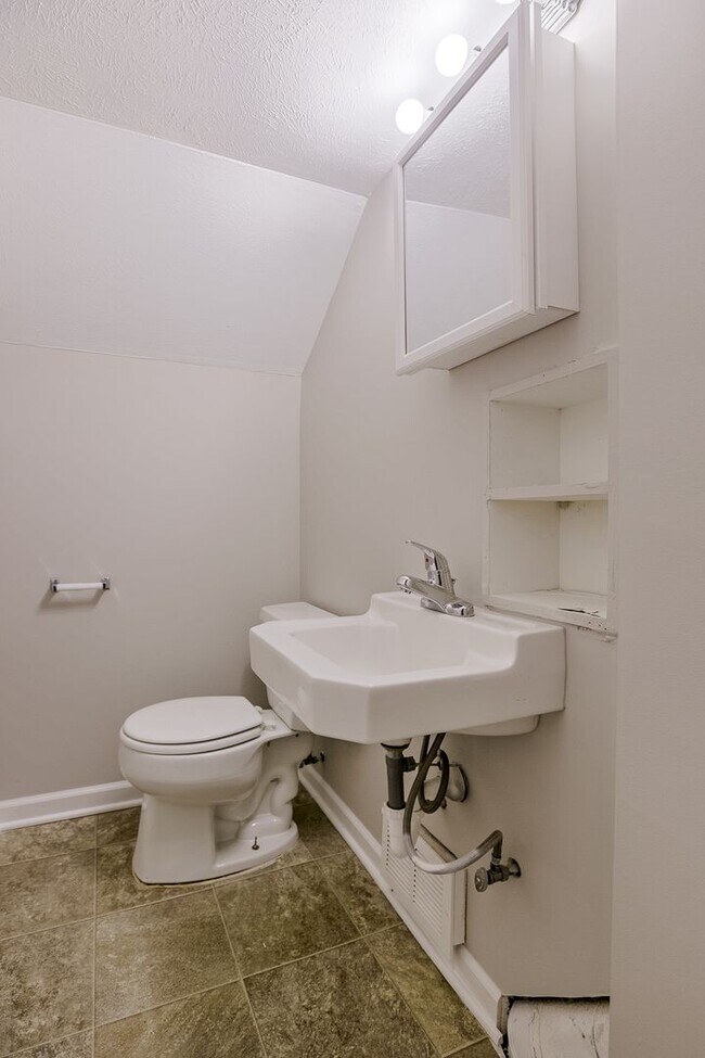 Building Photo - 4 Bedroom Home-$200 Off First Full Month