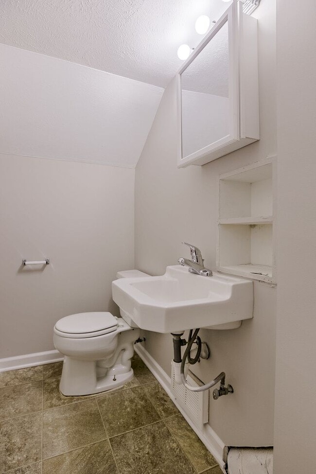 Building Photo - 4 Bedroom Home-Move In Special