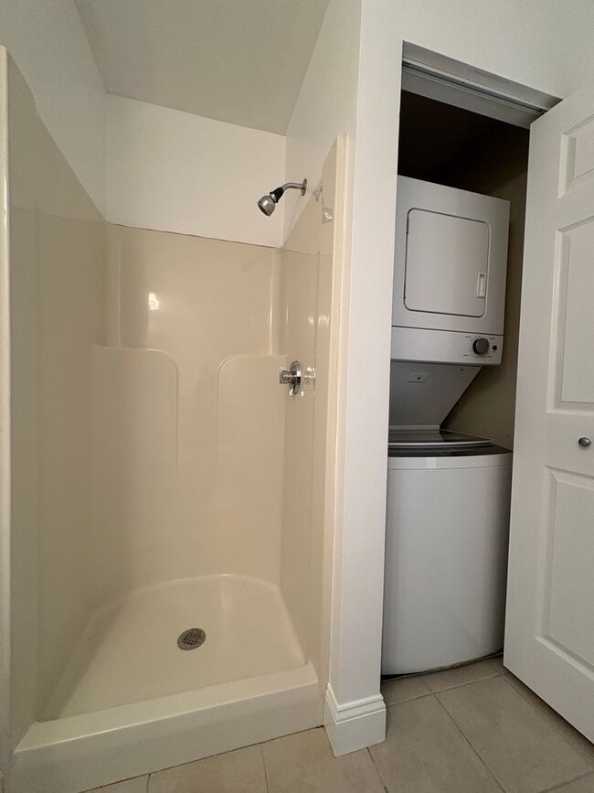 Building Photo - Completely updated 2 bed condo in desireab...