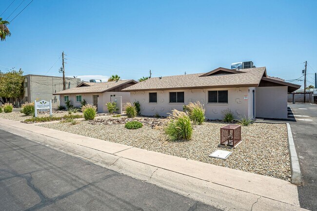 Building Photo - Fully remodeled Casita style apartment hom...
