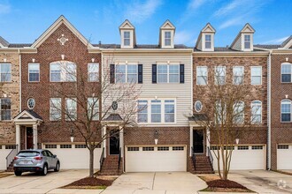 Building Photo - AVAILABLE NOW!- GREAT TOWNHOME IN DESIRABL...