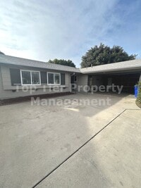Building Photo - Beautiful 4 Bed/2 Bath House in Central Oceanside - Available NOW***