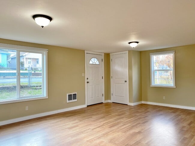 Building Photo - Updated 2 Bedroom