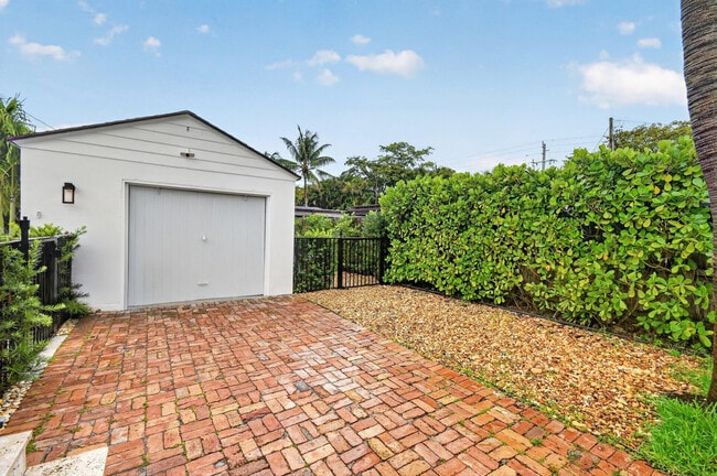 Building Photo - 236 Greymon Dr