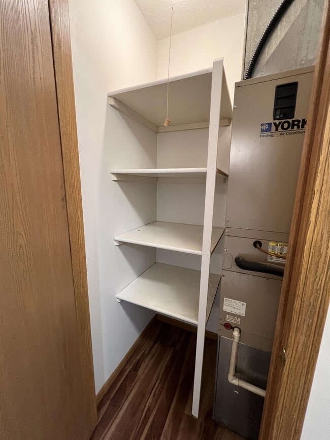 Building Photo - 714 N Forest Ave