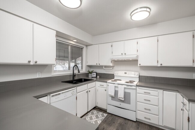 Building Photo - 605 N Virginia Ct