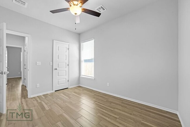 Building Photo - Move In Special! Shenandoah: Comfortable a...