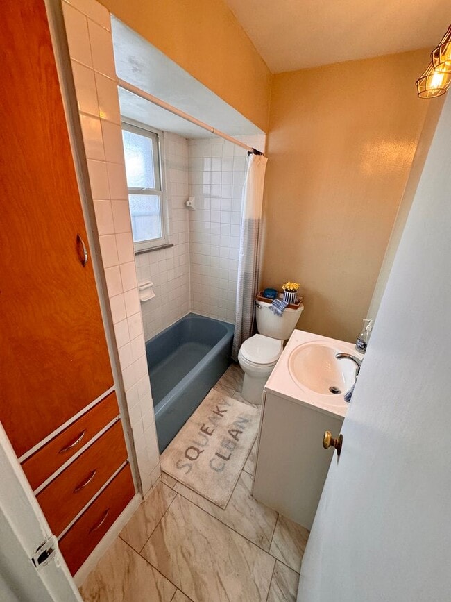 Building Photo - 1 Bedroom - Grandview Area