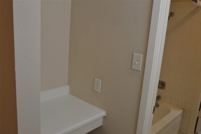 Building Photo - 6111 Beverly Hill St