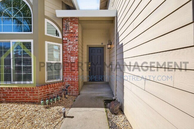 Building Photo - Spacious 3-Bedroom, 3-Bath Home Available